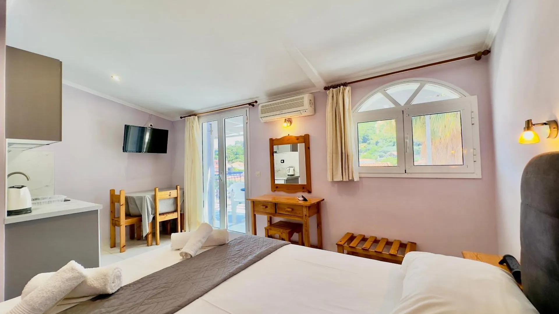 Anemos Studios & Apartments Poros  2*, Poros (Kefalonia) Greece